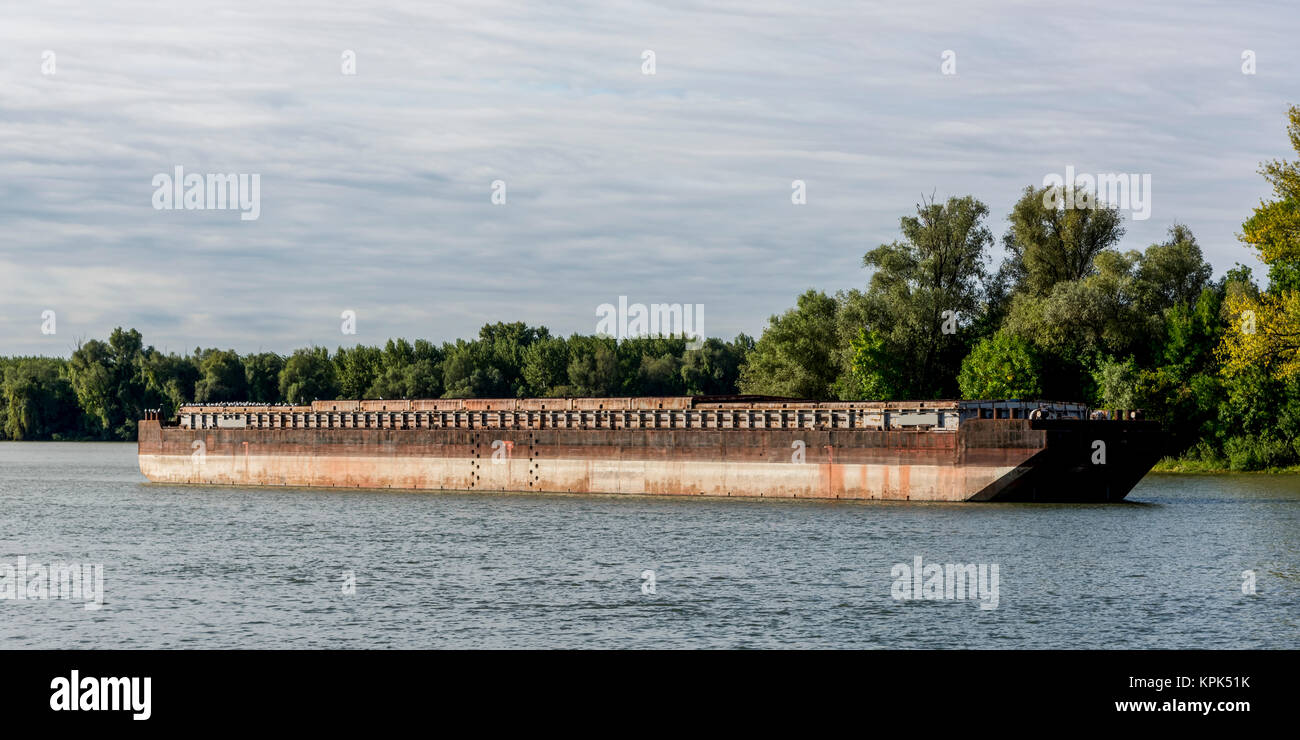 Una chiatta che si muove in basso lungo il Fiume Danubio; la Serbia Foto Stock