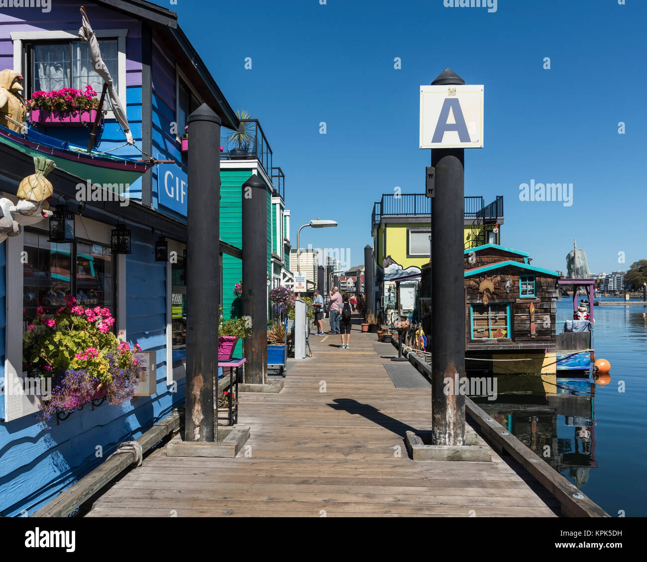 Negozi e abitazioni in Pontile del Pescatore nel Porto Interno di Victoria, Vancouver Island; Victoria, British Columbia, Canada Foto Stock
