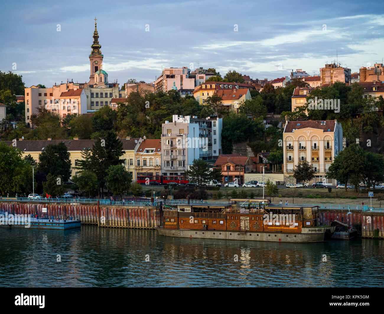 Skyline e edifici lungo il fiume Sava con una vista della torre di San Michele Cattedrale; Belgrado, Serbia Foto Stock