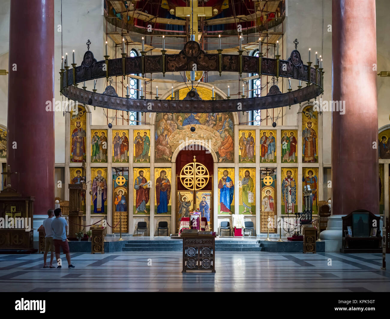 Interni ornati e turisti dentro la chiesa di San Marco, una chiesa ortodossa serba nel Parco Tasmajdan; Belgrado e Vojvodina, Serbia Foto Stock