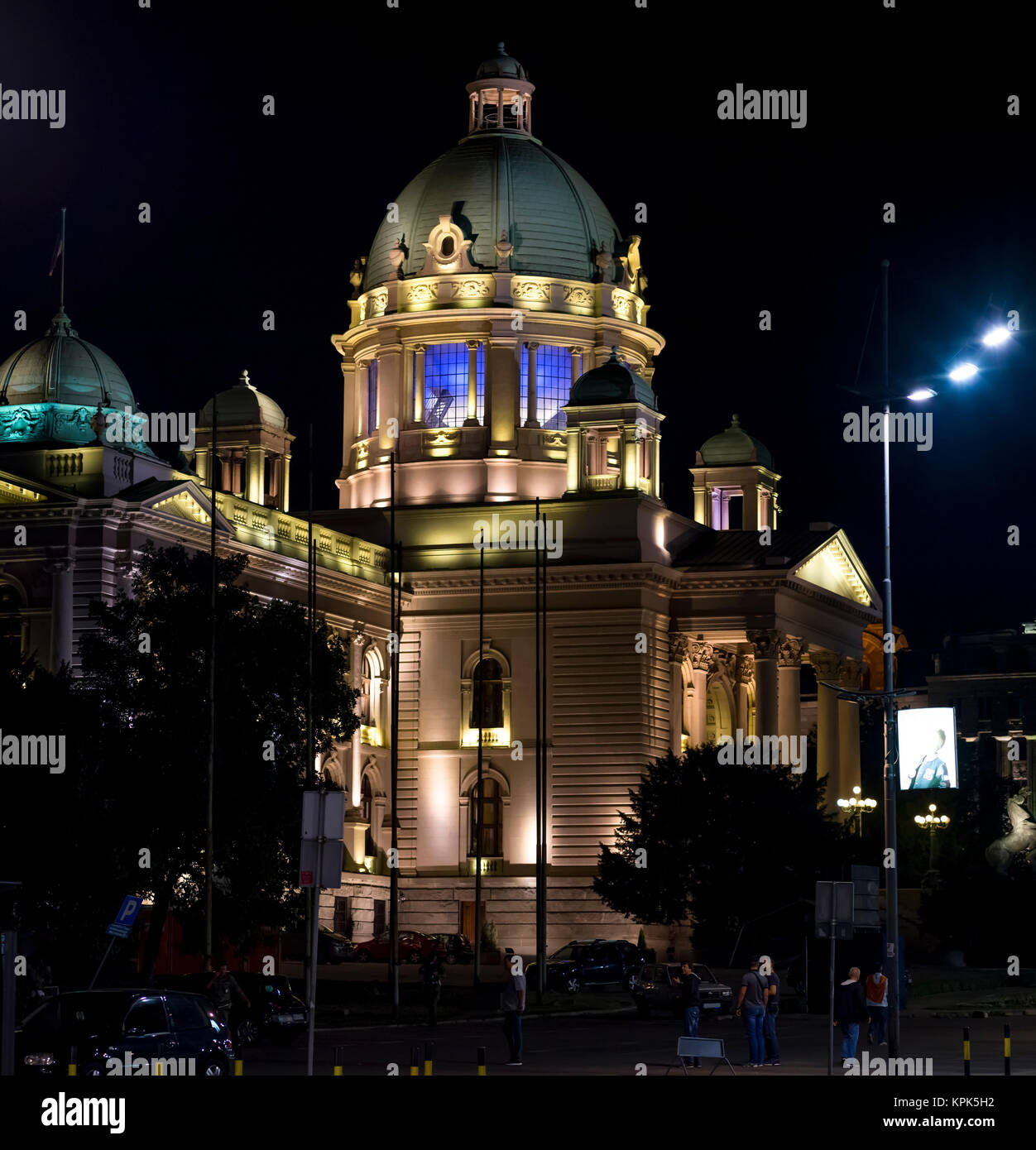 Le camere dell'Assemblea nazionale della Repubblica di Serbia a Belgrado durante le ore notturne; Belgrado e Vojvodina, Serbia Foto Stock