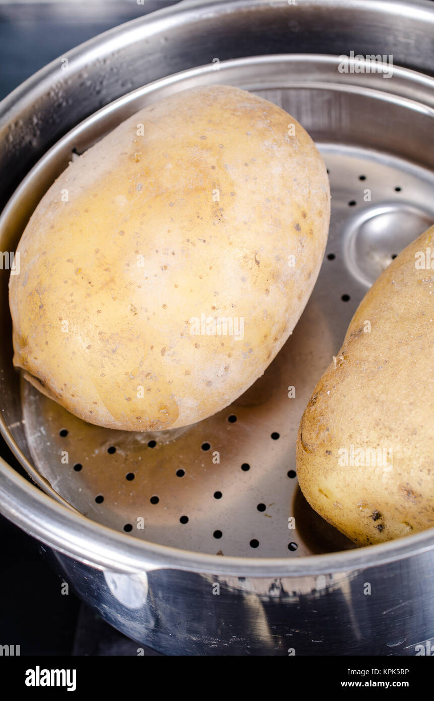 Tutto il vapore patate bollite in una pentola a pressione Foto stock - Alamy