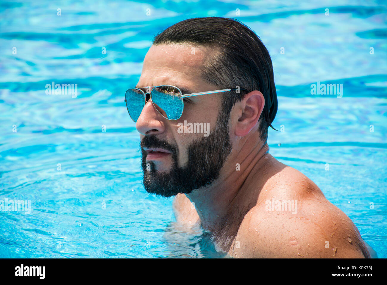 Uomo a nuotare in piscina Foto Stock