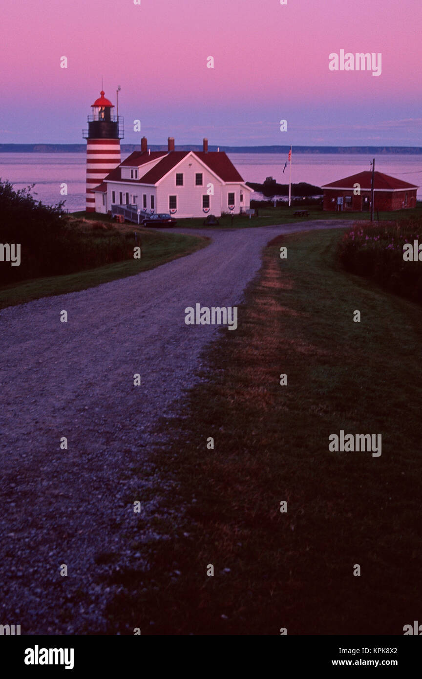 Stati Uniti d'America, Maine, Lubec. Tramonto a West Quoddy Head Lighthouse, Quoddy Head State Park. Foto Stock