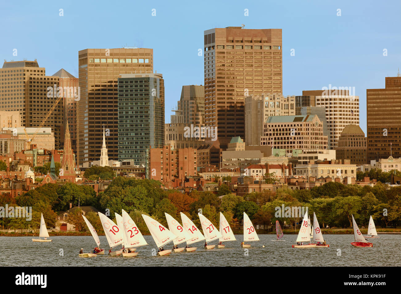 MIT sailing team in Charles River, Boston, MA Foto Stock