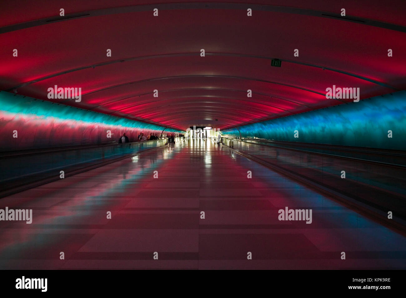 Stati Uniti d'America, Michigan, Detroit: metropolitana multicolore passaggio pedonale a Detroit Metropolitan Wayne County Airport Foto Stock