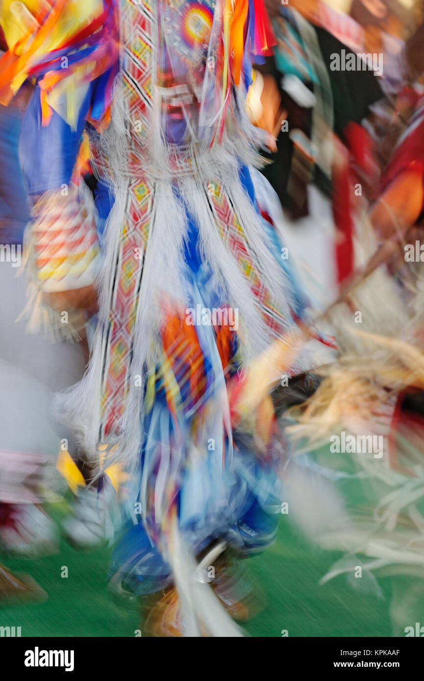 Abstract motion view del vestito in maniera colorata Native American Indian dance, Montana. Foto Stock