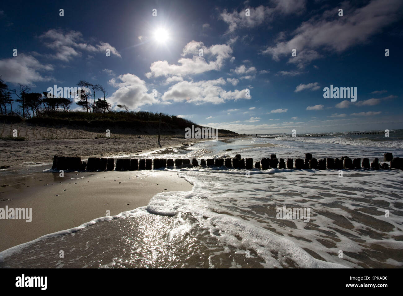 Mar baltico in estate il sole contro la luce e riflessi Foto Stock