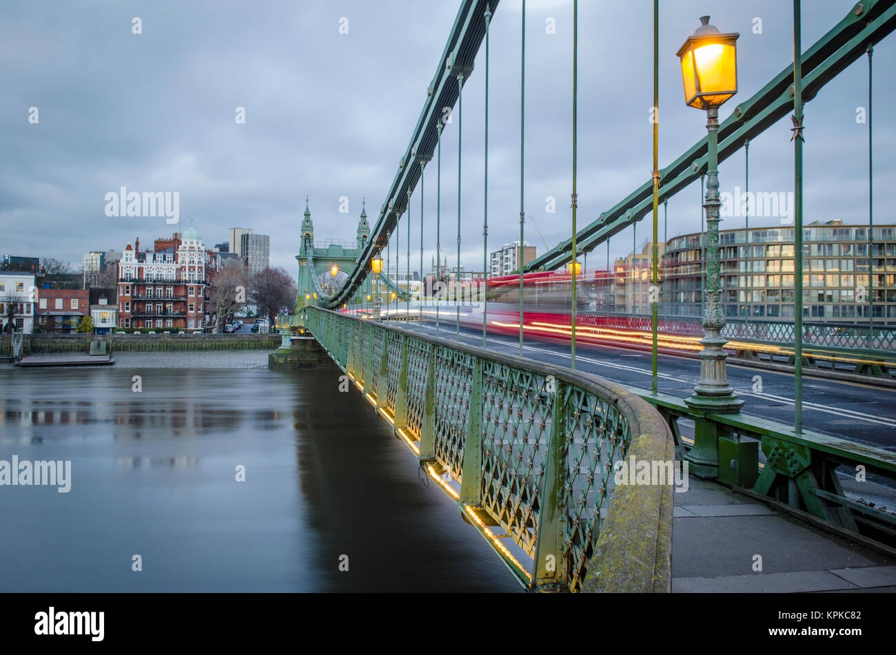 Hammersmith Bridge nella zona ovest di Londra con esposizione lunga Foto Stock