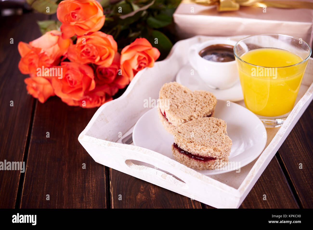 La prima colazione e la confezione regalo con rose per San Valentino su legno scuro, tabella Foto Stock