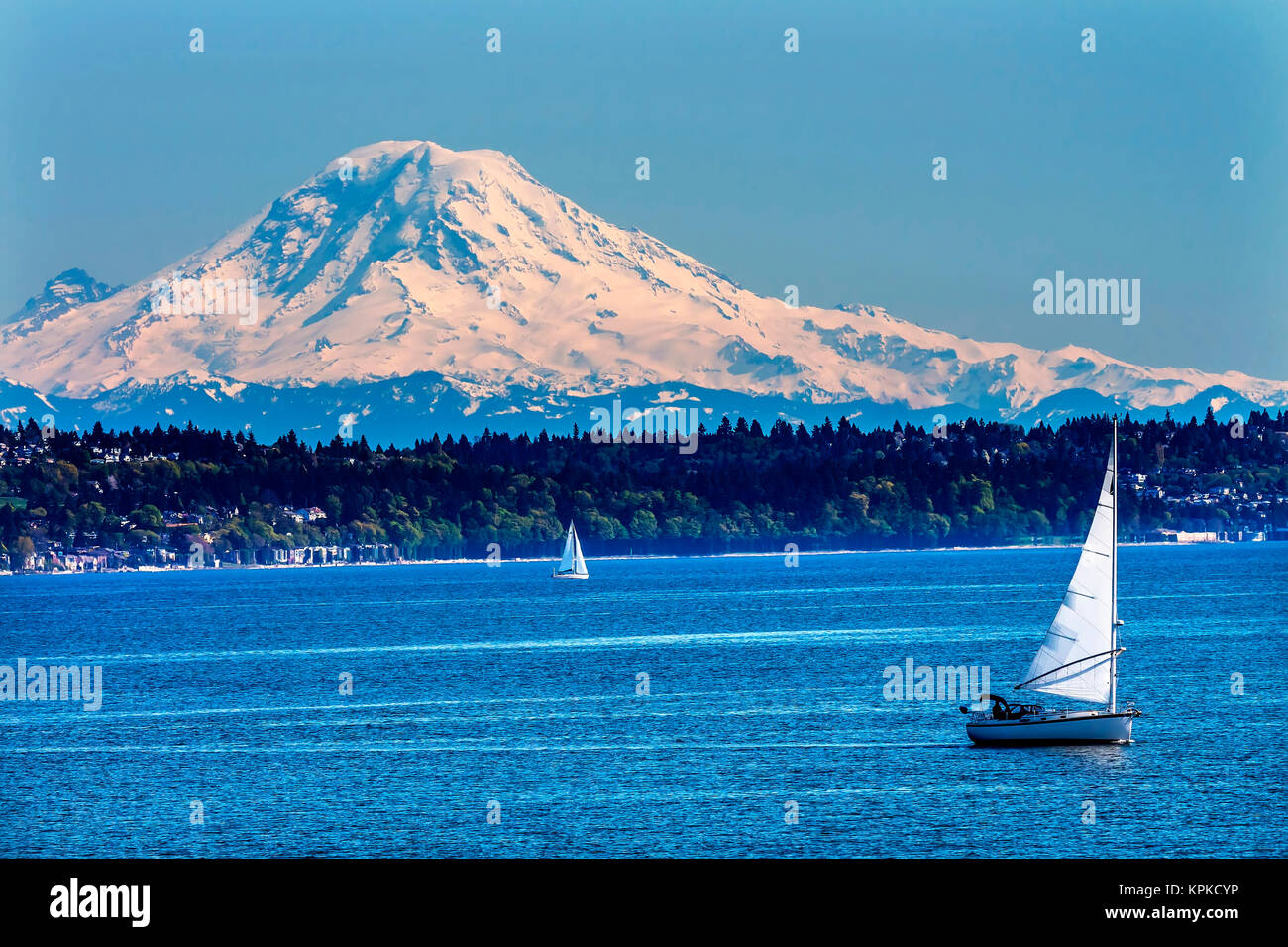 Mount Rainier Puget Sound a nord di Seattle montagna di neve velieri, nello Stato di Washington Foto Stock