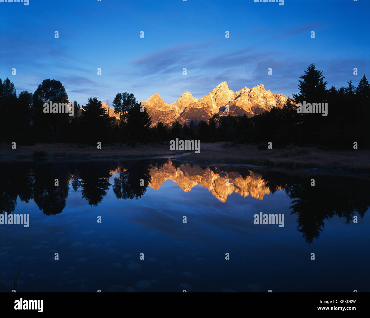 Stati Uniti d'America, Wyoming Grand Teton National Park, gamma Teton riflettendo in Beaver pond (formato di grandi dimensioni disponibili) Foto Stock