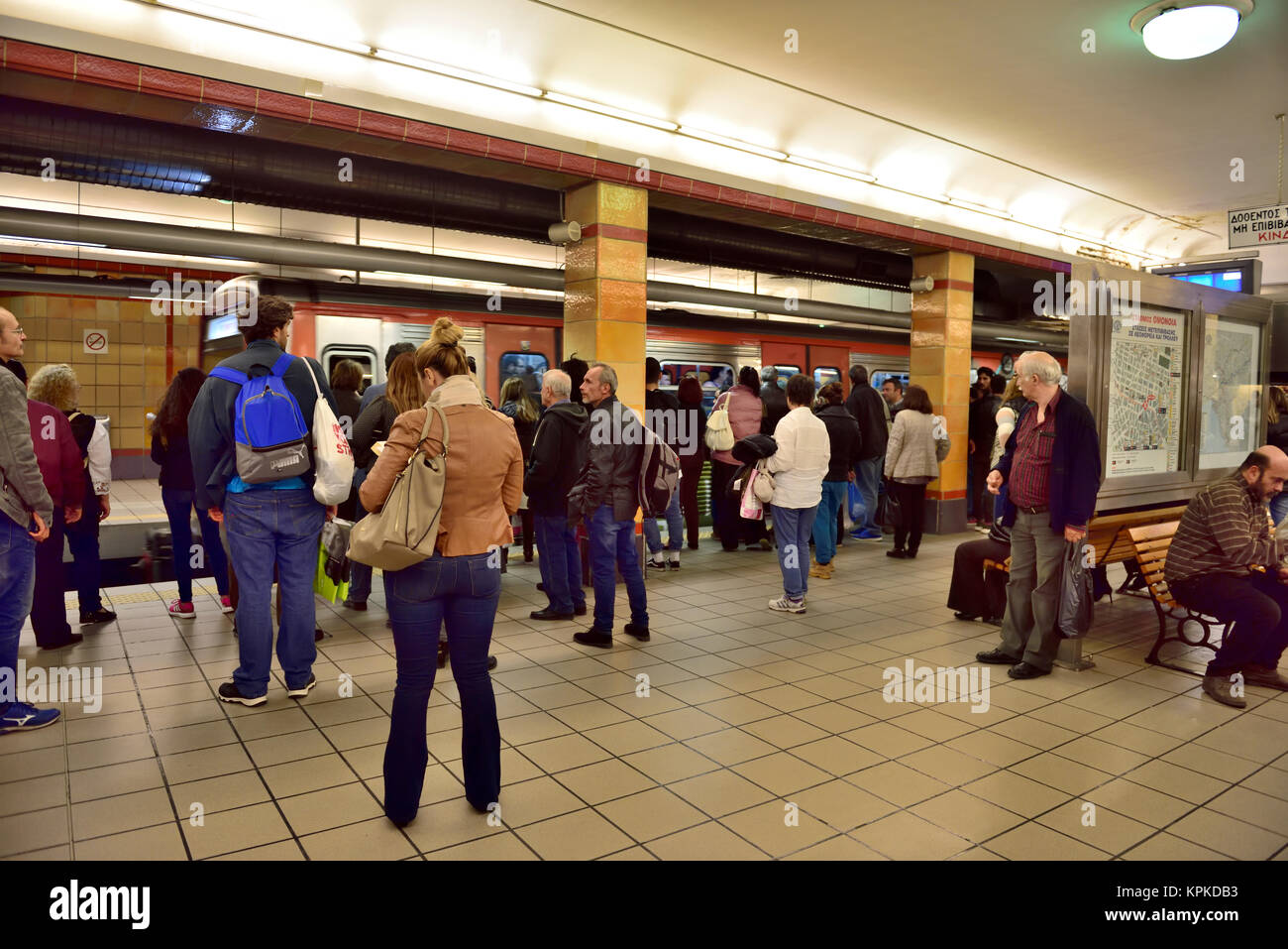 I passeggeri sulla piattaforma in attesa del treno alla stazione della metropolitana di Omonia, Atene, Grecia Foto Stock