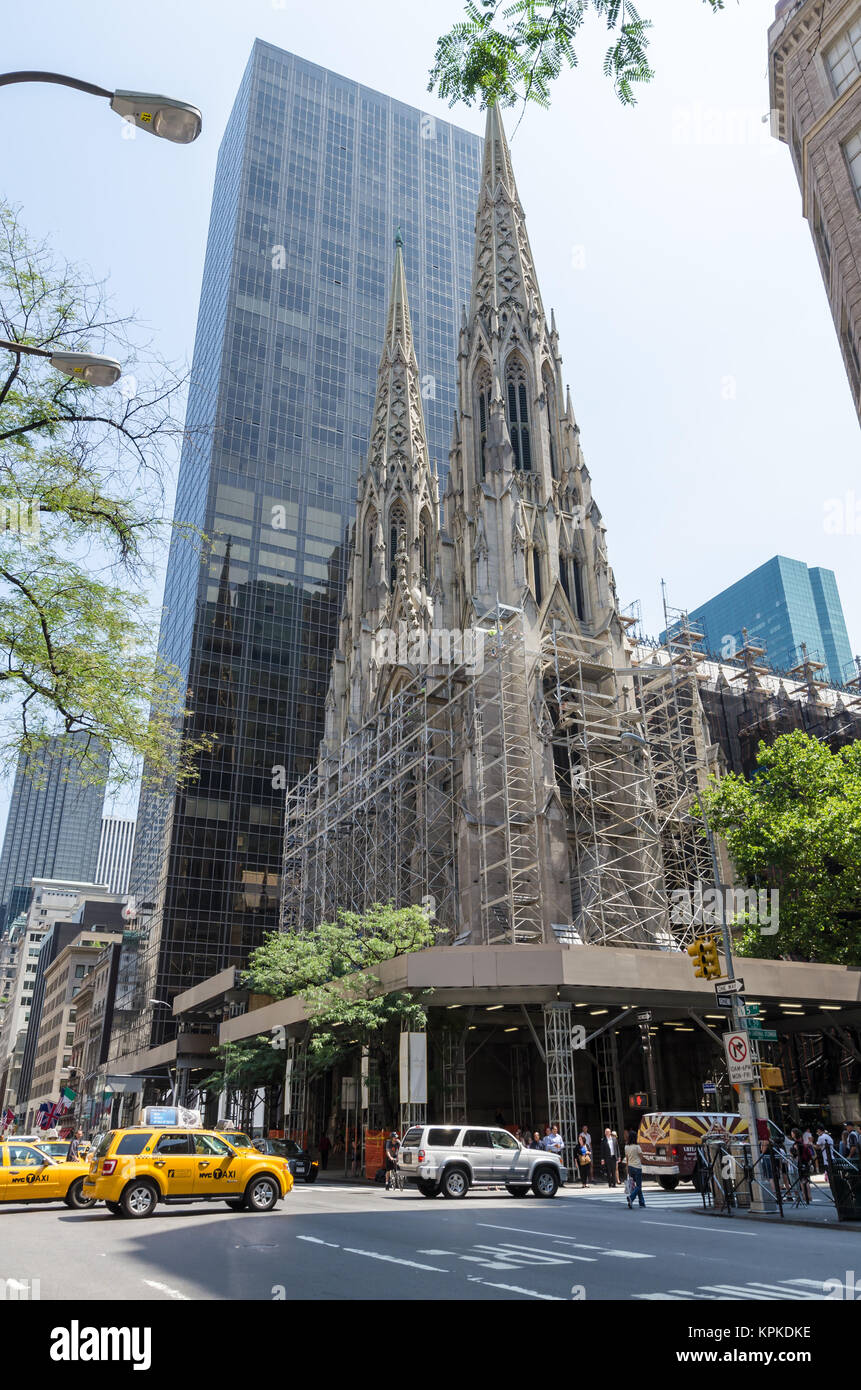 NEW YORK CITY - Luglio 12: la Cattedrale di San Patrizio facciata sotto la ricostruzione su luglio 12, 2012 a New York. La Cattedrale di San Patrizio è un decorato Foto Stock