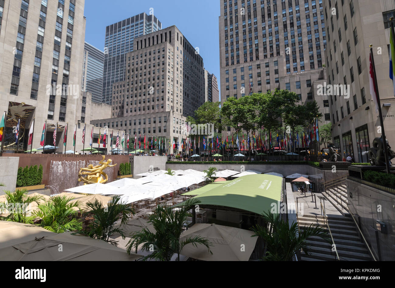 NEW YORK CITY - Luglio 12: inferiore Plaza vicino al Rockfeller Center il 12 luglio 2012. Il Rockefeller Center è un complesso di 19 edifici commerciali che coprono 22 Foto Stock