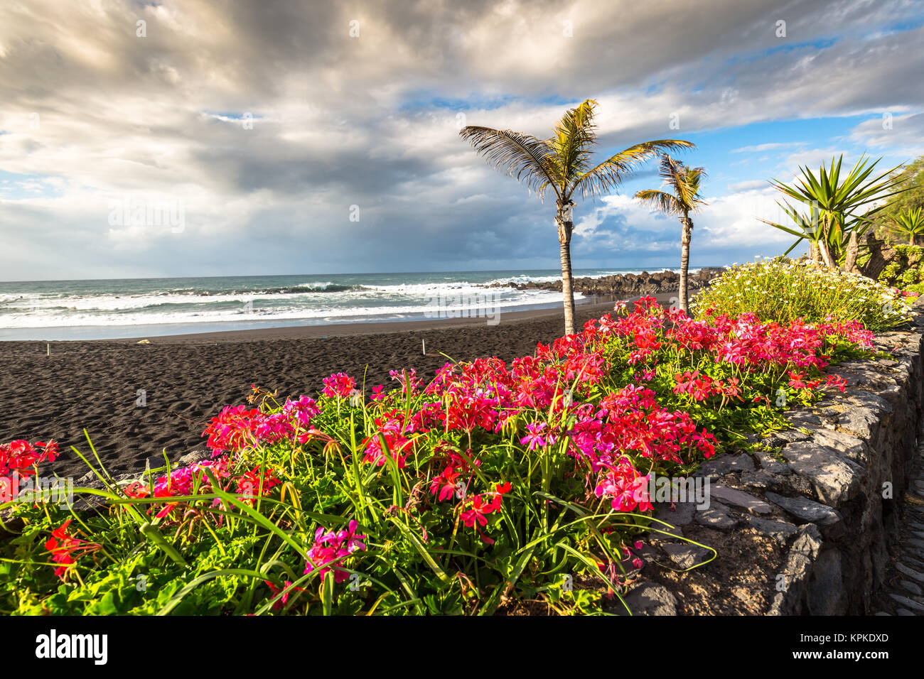 La costa dell'oceano atlantico in Puerto de la cruz,una delle più popolari località turistiche,isole Canarie,Spagna Foto Stock