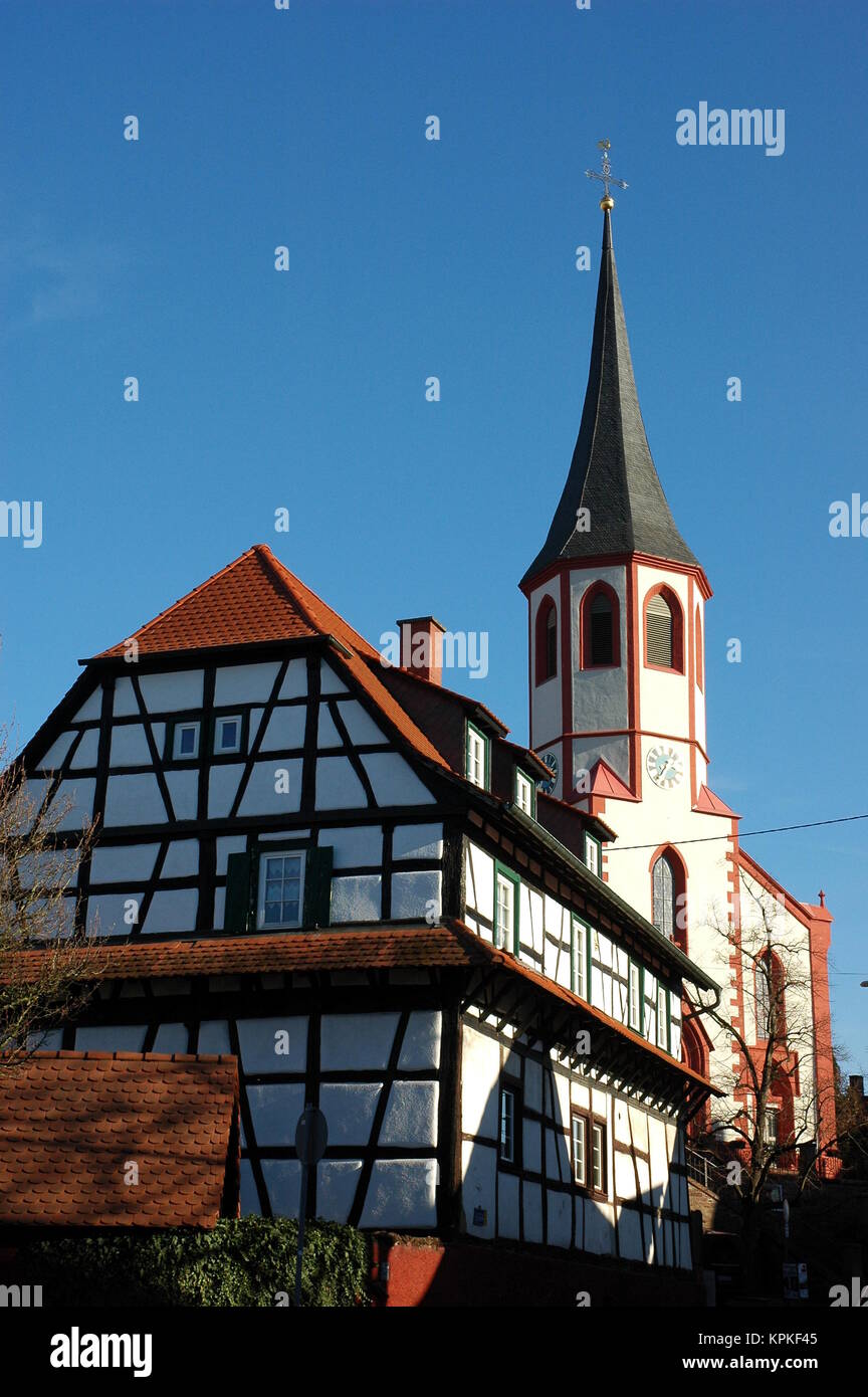 Vista dalla saarlandstraÃŸe la chiesa protestante in knielingen Foto Stock