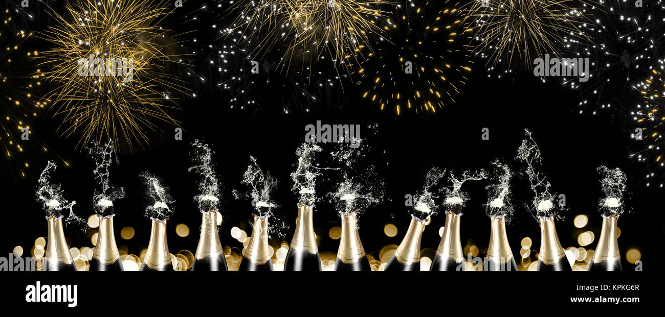 La formazione di schiuma e di spruzzi di bottiglie di champagne con fuochi d'artificio Foto Stock