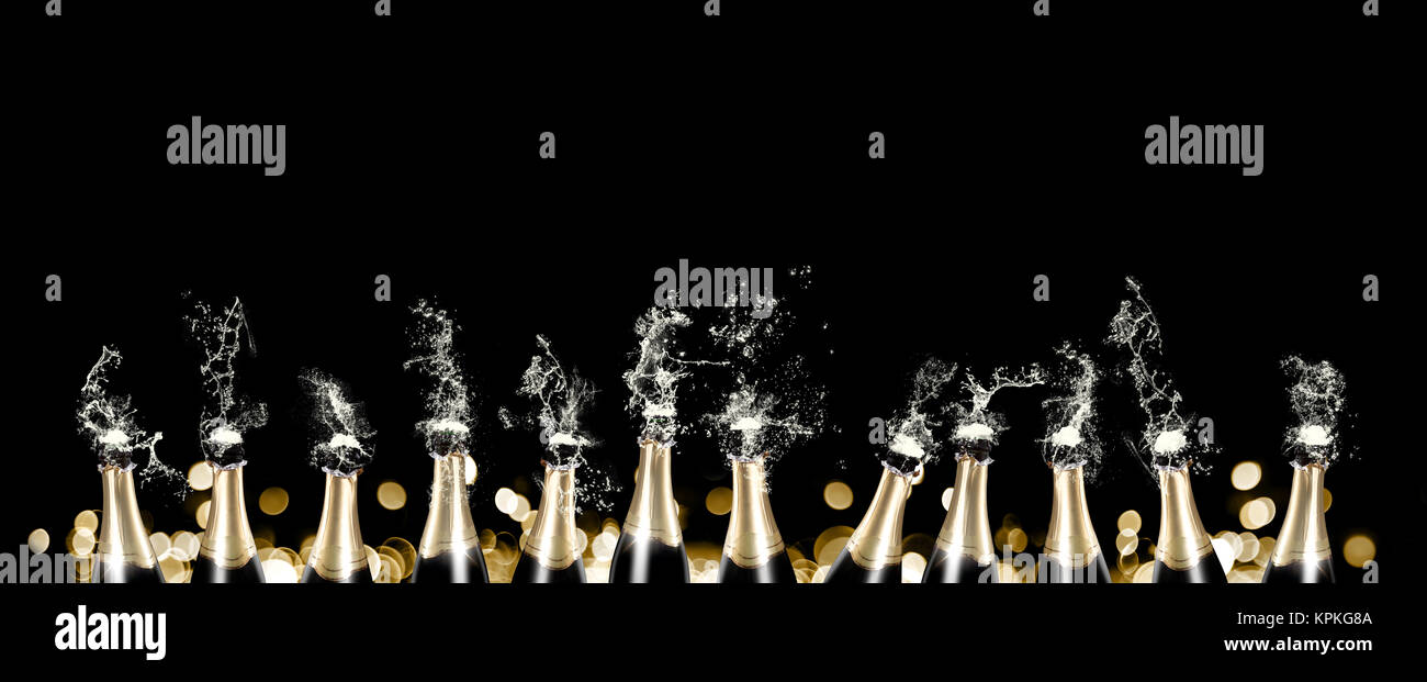La formazione di schiuma e di spruzzi di bottiglie di champagne panorama Foto Stock