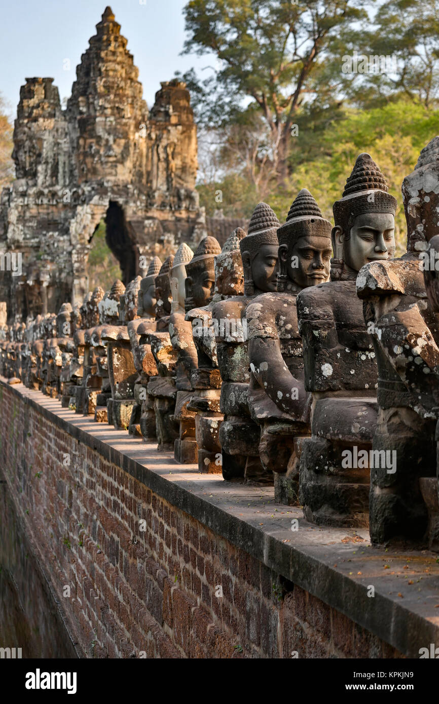 Fila di divinità e la porta sud, Angkor Thom, il Parco Archeologico di Angkor, Siem Reap, Cambogia Foto Stock