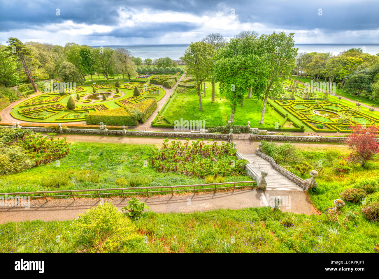 Panorama dei giardini verdi di Dunrobin Castle con fontane di siepi ed alberi secolari in Scozia, Regno Unito. Highlands scozzesi, UK. Top aeri Foto Stock
