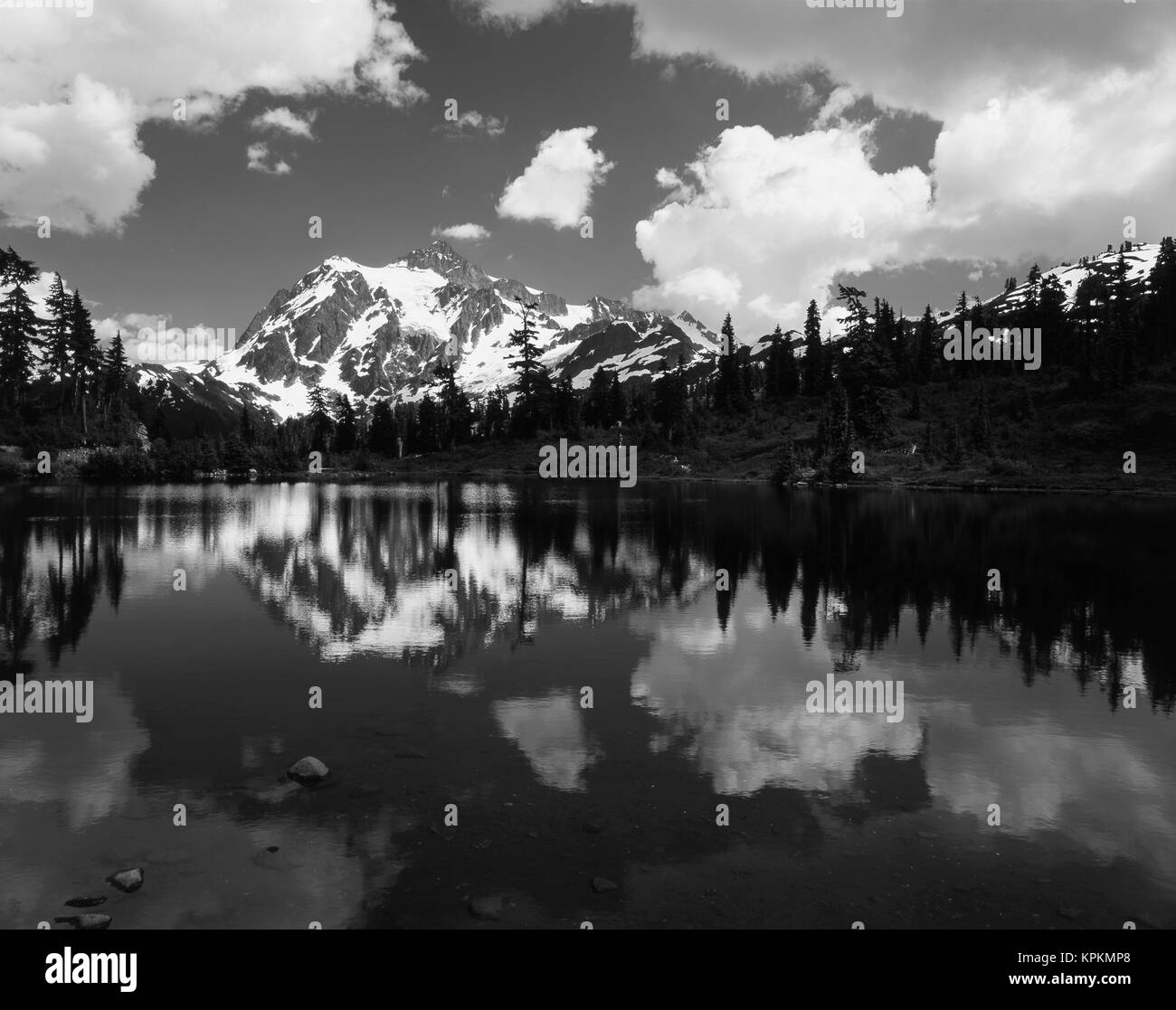 Stati Uniti d'America, nello Stato di Washington, il Parco Nazionale delle Cascate del Nord, vista del monte Shuksan con Baker (lago di grandi dimensioni formato disponibile) Foto Stock