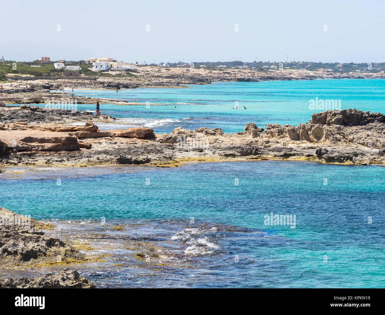 Spiagge rocciose in Es Calo village, Formentera, Spagna Foto Stock