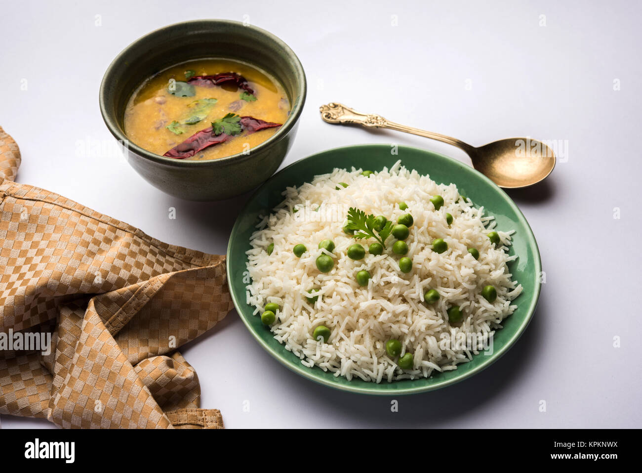 Il riso Basmati o Pilaf pulav con piselli, o riso vegetale utilizzando piselli verdi noto anche come mataró pulav, servita con la pianura dal Foto Stock