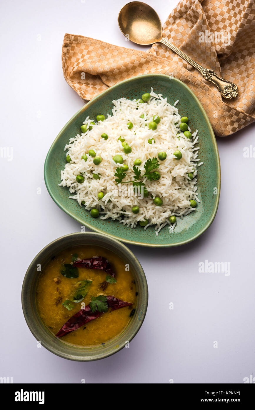 Il riso Basmati o Pilaf pulav con piselli, o riso vegetale utilizzando piselli verdi noto anche come mataró pulav, servita con la pianura dal Foto Stock