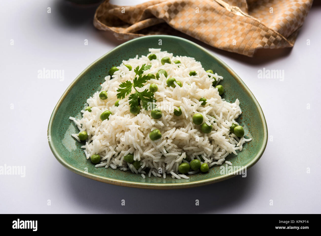 Il riso Basmati o Pilaf pulav con piselli, o riso vegetale utilizzando piselli verdi noto anche come mataró pulav, servita con la pianura dal Foto Stock