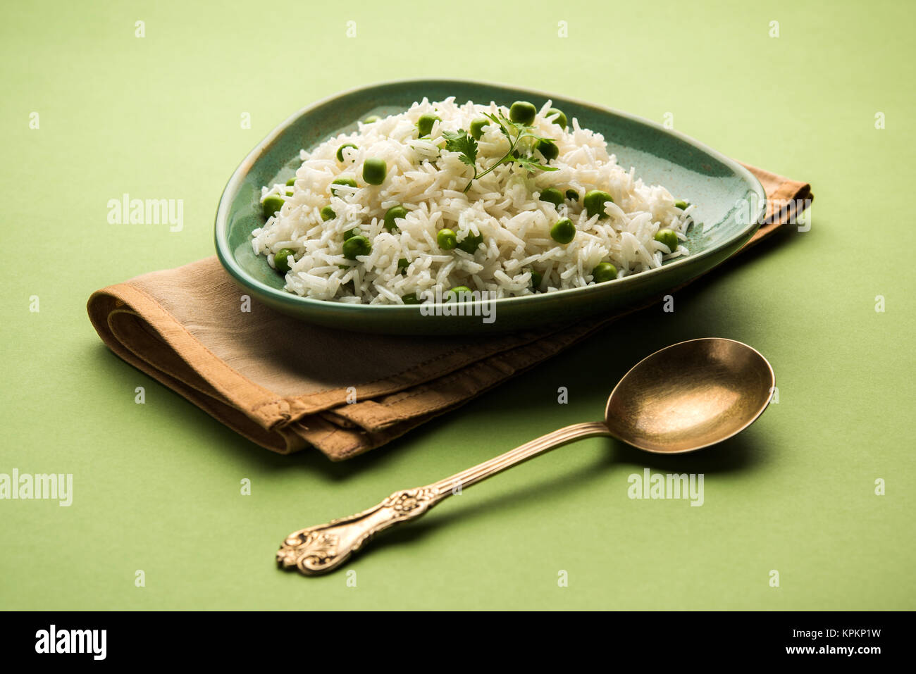 Il riso Basmati o Pilaf pulav con piselli, o riso vegetale utilizzando piselli verdi noto anche come mataró pulav, servita con la pianura dal Foto Stock