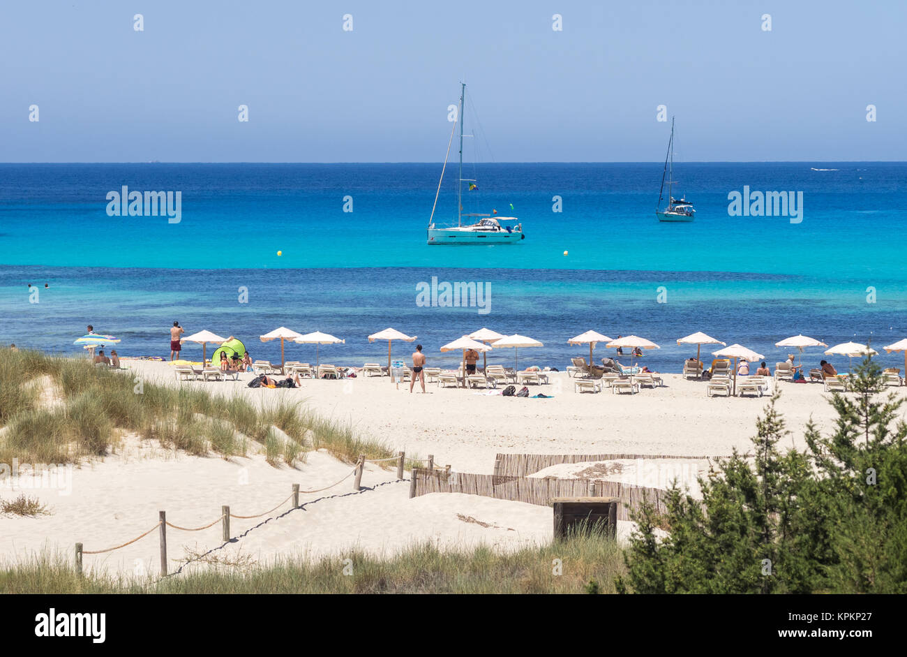 La sabbia e le acque blu di Cala Saona spiaggia, Formentera, Spagna Foto Stock