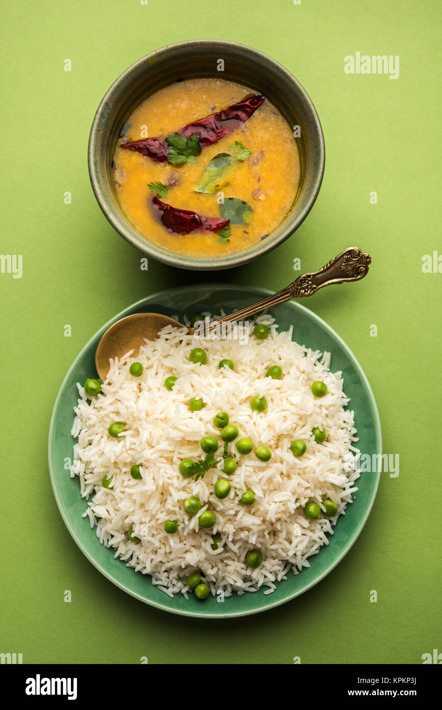 Il riso Basmati o Pilaf pulav con piselli, o riso vegetale utilizzando piselli verdi noto anche come mataró pulav, servita con la pianura dal Foto Stock