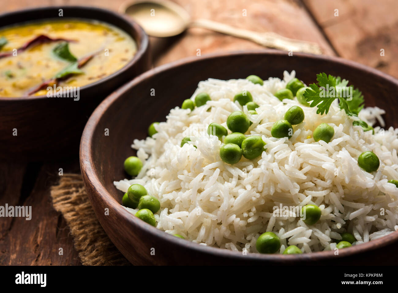 Il riso Basmati o Pilaf pulav con piselli, o riso vegetale utilizzando piselli verdi noto anche come mataró pulav, servita con la pianura dal Foto Stock