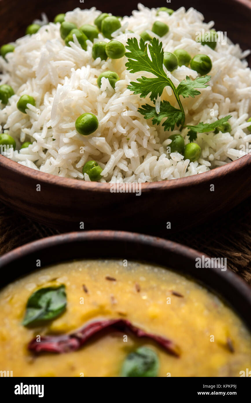 Il riso Basmati o Pilaf pulav con piselli, o riso vegetale utilizzando piselli verdi noto anche come mataró pulav, servita con la pianura dal Foto Stock