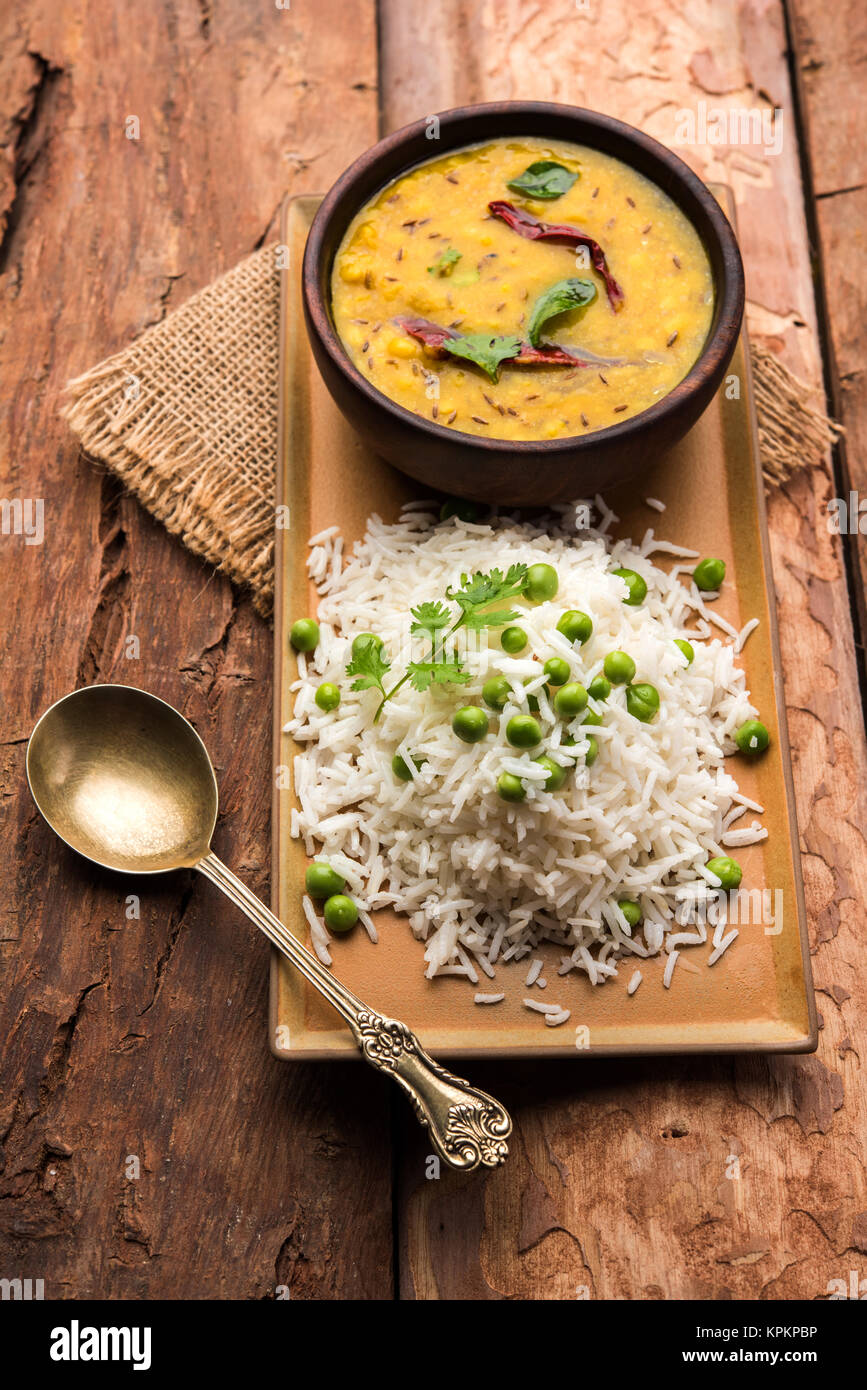 Il riso Basmati o Pilaf pulav con piselli, o riso vegetale utilizzando piselli verdi noto anche come mataró pulav, servita con la pianura dal Foto Stock