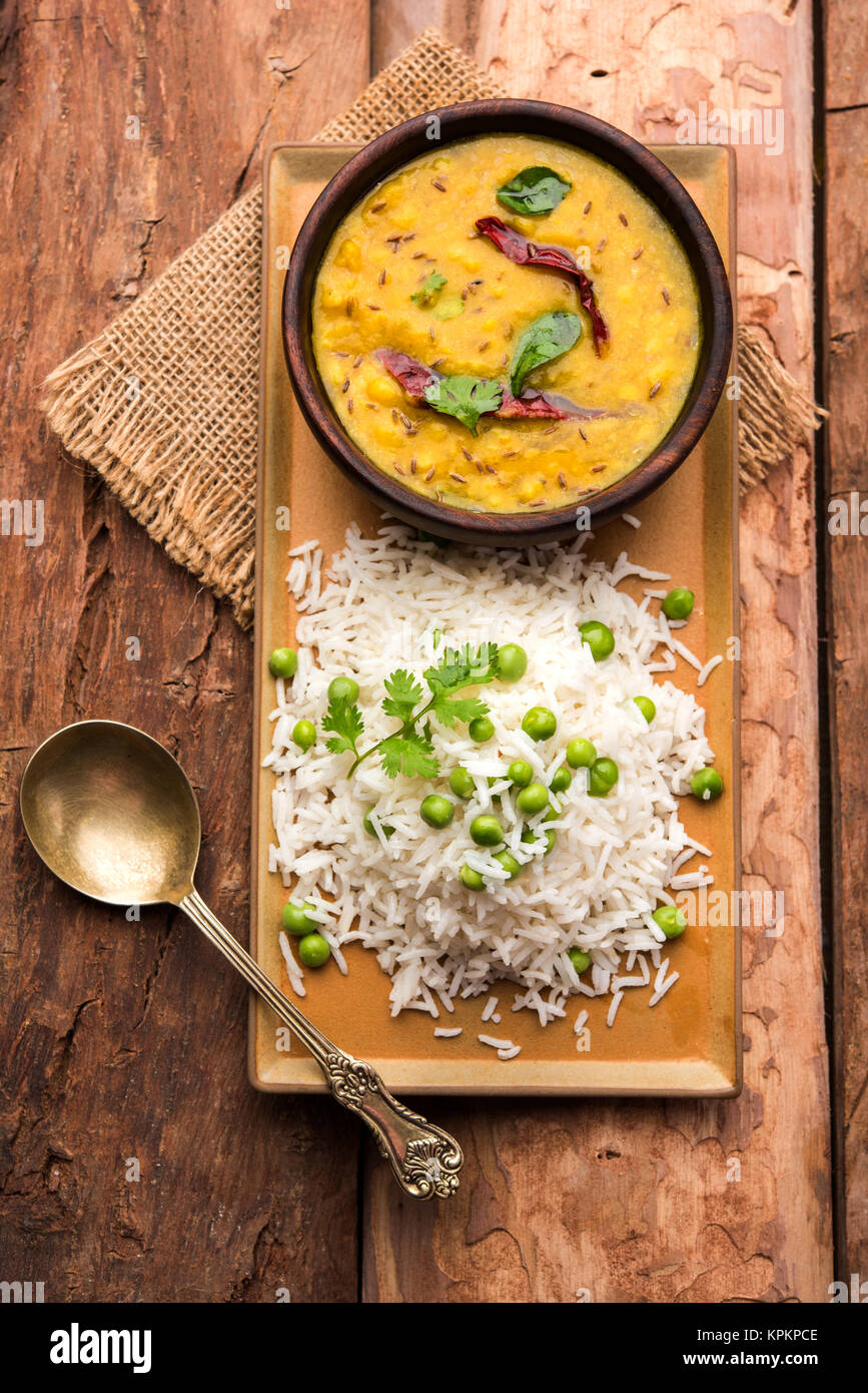 Il riso Basmati o Pilaf pulav con piselli, o riso vegetale utilizzando piselli verdi noto anche come mataró pulav, servita con la pianura dal Foto Stock
