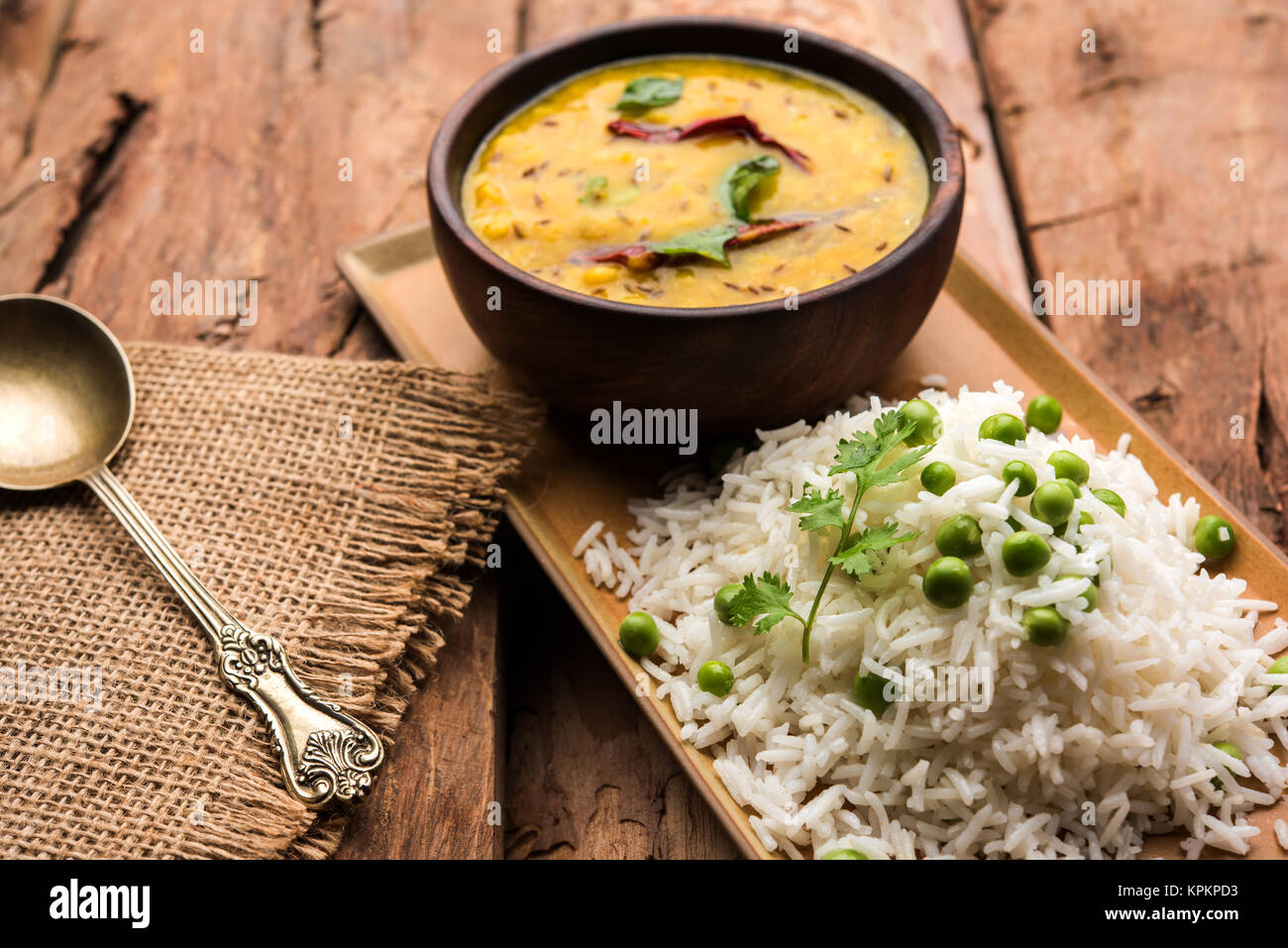 Il riso Basmati o Pilaf pulav con piselli, o riso vegetale utilizzando piselli verdi noto anche come mataró pulav, servita con la pianura dal Foto Stock