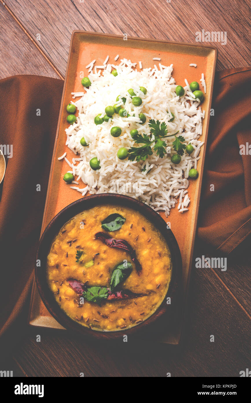 Il riso Basmati o Pilaf pulav con piselli, o riso vegetale utilizzando piselli verdi noto anche come mataró pulav, servita con la pianura dal Foto Stock