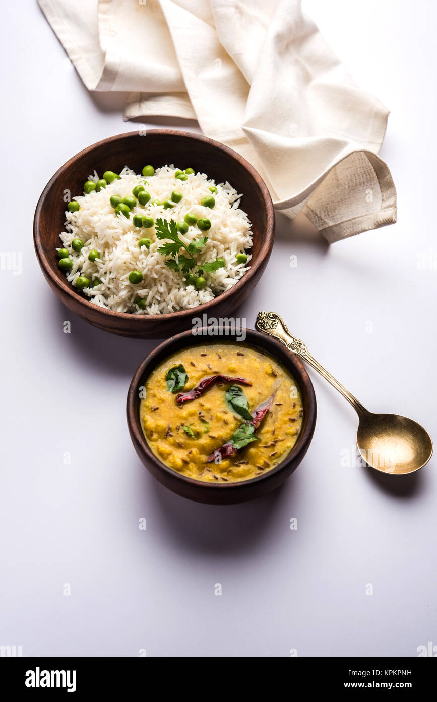Il riso Basmati o Pilaf pulav con piselli, o riso vegetale utilizzando piselli verdi noto anche come mataró pulav, servita con la pianura dal Foto Stock