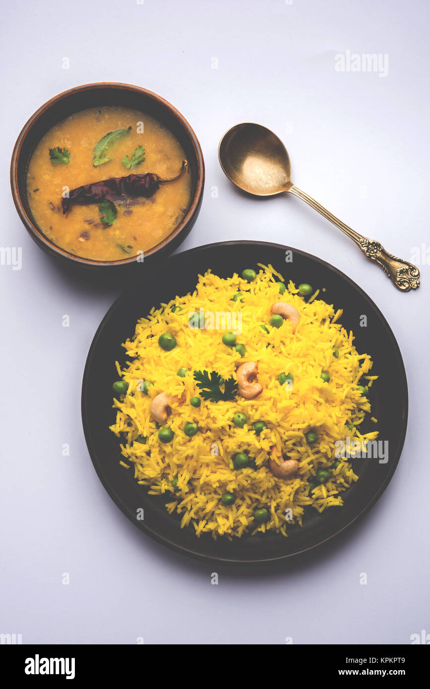 Il riso Basmati o Pilaf pulav con piselli, o riso vegetale utilizzando piselli verdi noto anche come mataró pulav, servita con la pianura dal Foto Stock