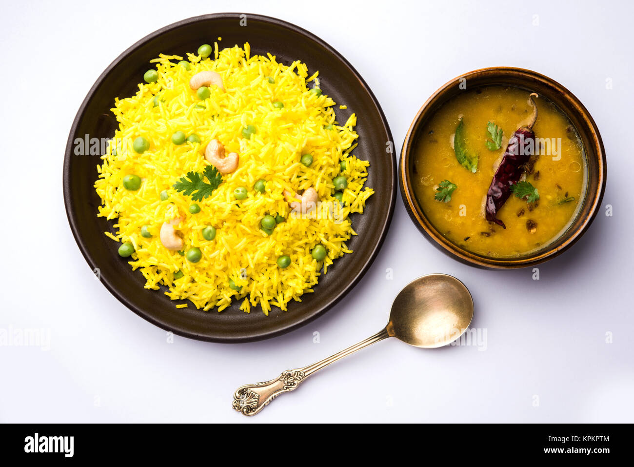 Il riso Basmati o Pilaf pulav con piselli, o riso vegetale utilizzando piselli verdi noto anche come mataró pulav, servita con la pianura dal Foto Stock