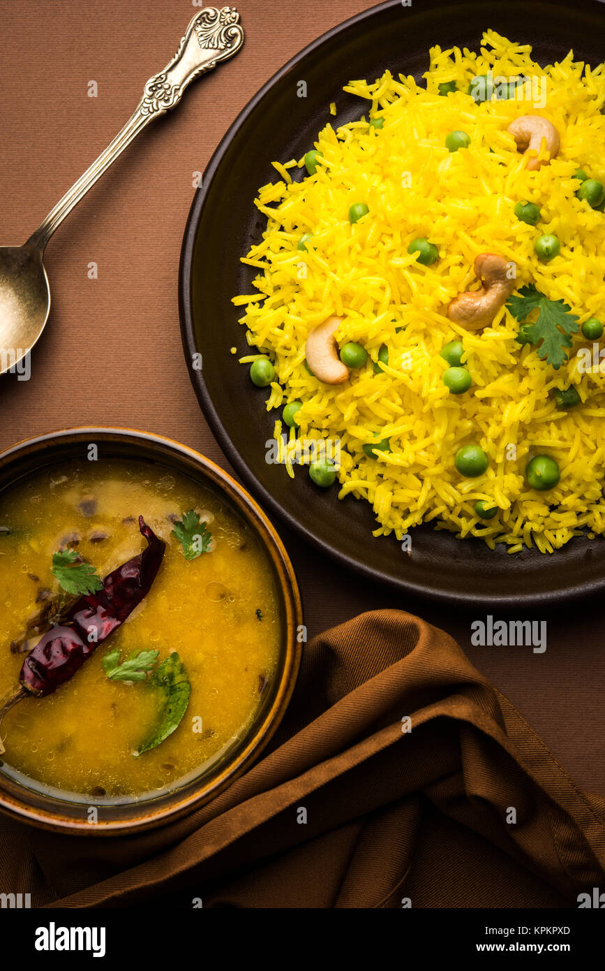 Il riso Basmati o Pilaf pulav con piselli, o riso vegetale utilizzando piselli verdi noto anche come mataró pulav, servita con la pianura dal Foto Stock