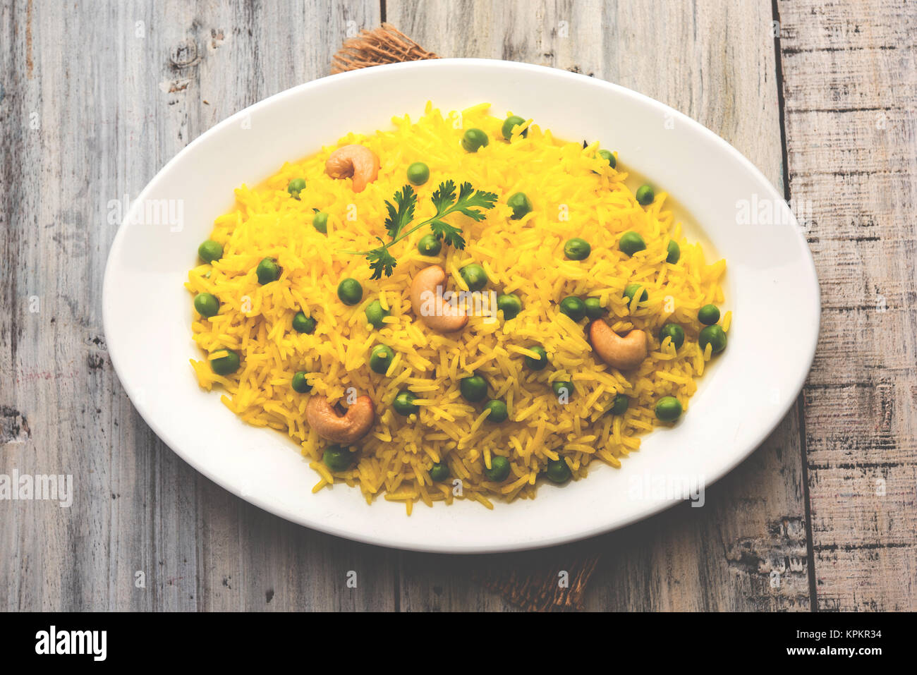 Il riso Basmati o Pilaf pulav con piselli, o riso vegetale utilizzando piselli verdi noto anche come mataró pulav, servita con la pianura dal Foto Stock