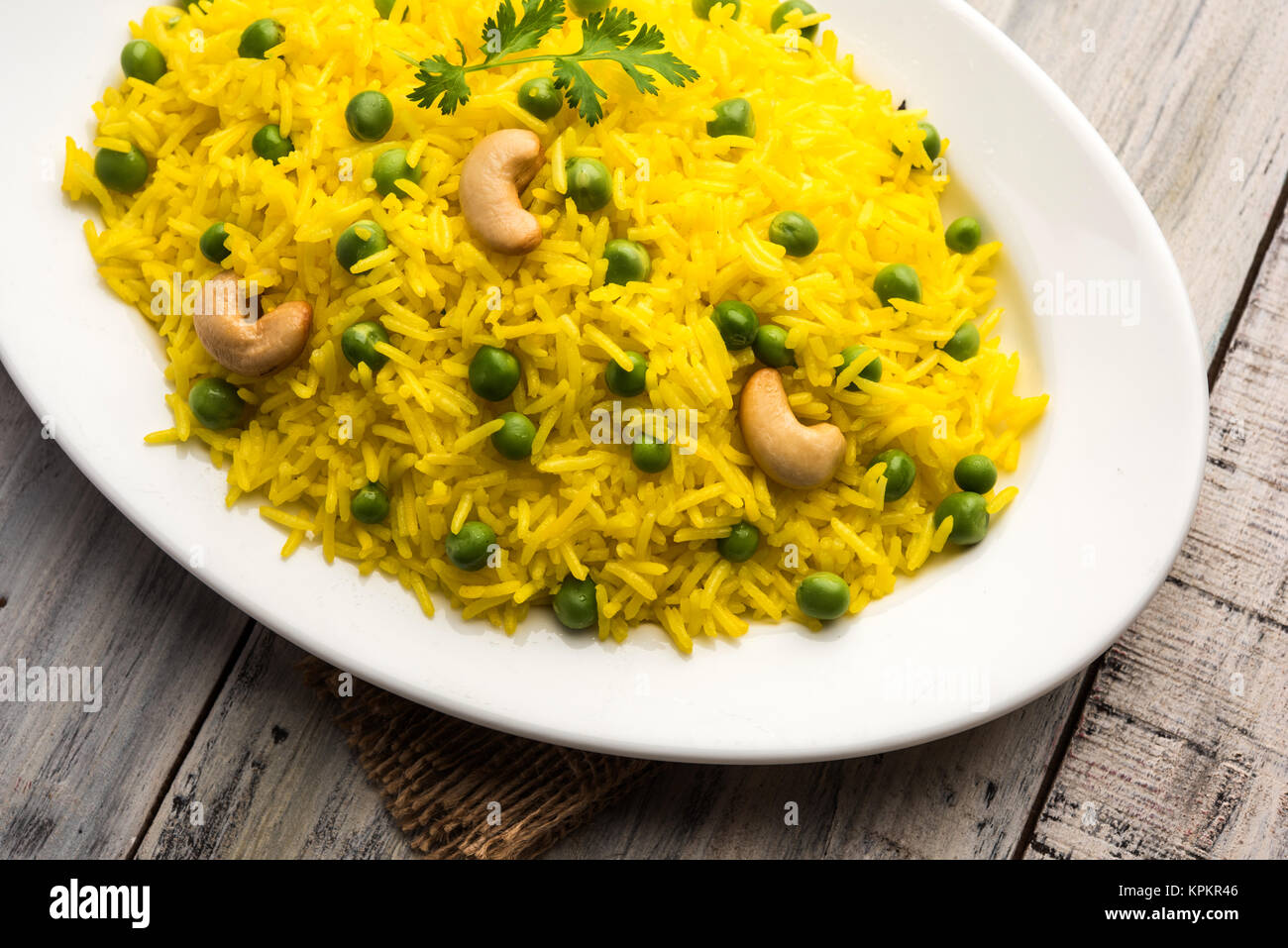Il riso Basmati o Pilaf pulav con piselli, o riso vegetale utilizzando piselli verdi noto anche come mataró pulav, servita con la pianura dal Foto Stock