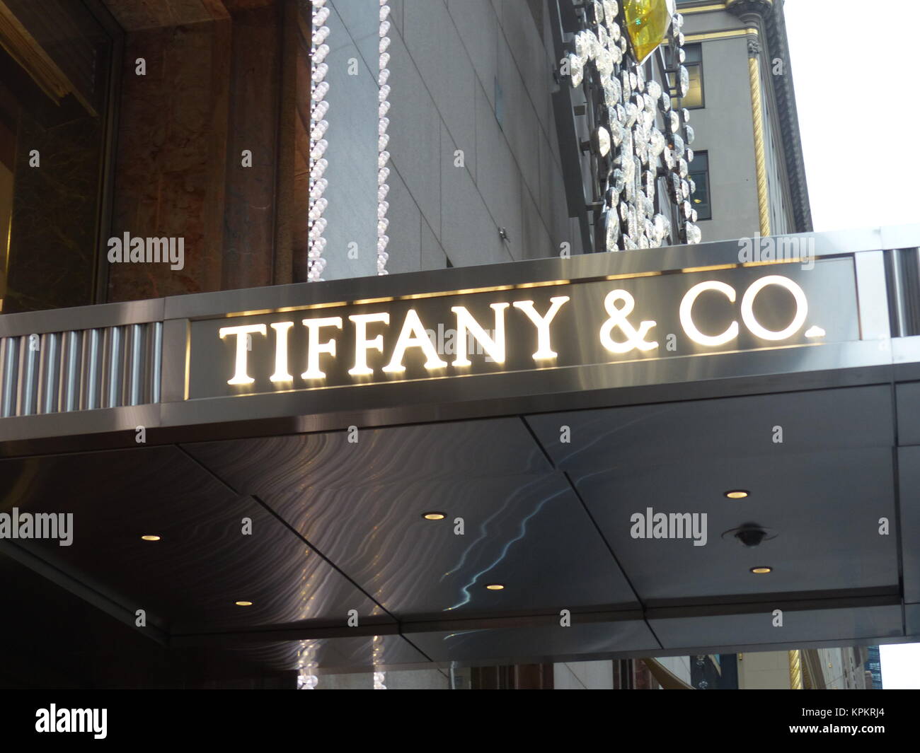 Tiffany & Co si trova all' angolo della 57.a Strada e Fifith Avenue serve la clientela affluent con gioielli costosi Foto Stock