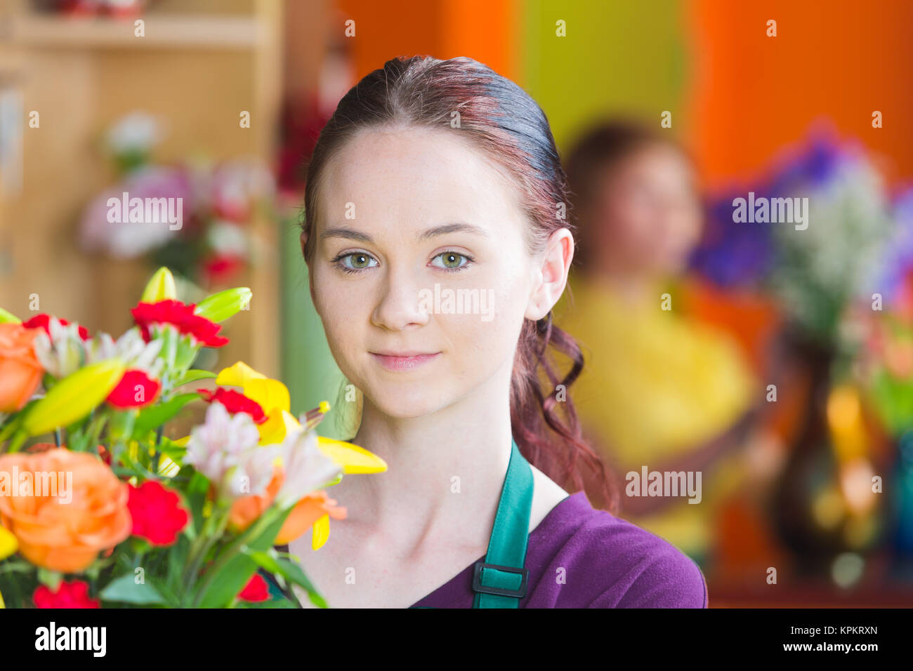 Piuttosto giovane donna nel negozio di fiori Foto Stock