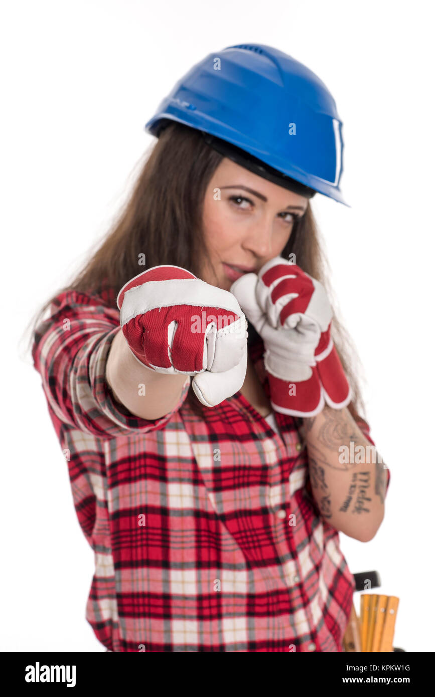 Artigiani femmina con costruzione di casco minaccioso con il pugno Foto Stock
