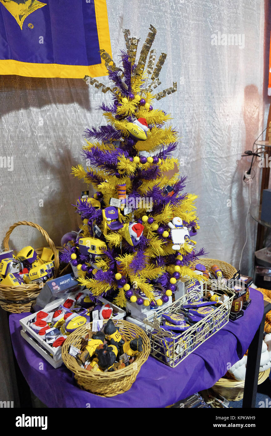 La Louisiana State University LSU, specifico albero di Natale, oggettistica, LSU addobbi per l'albero e piccoli doni a una fiera di Natale. Foto Stock