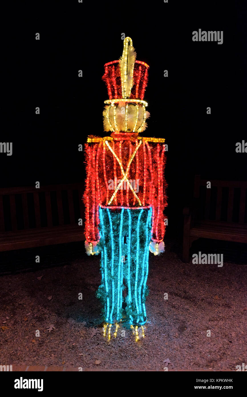 Illuminato soldato giocattolo di Natale con display rosso, blu e luci bianche. Foto Stock